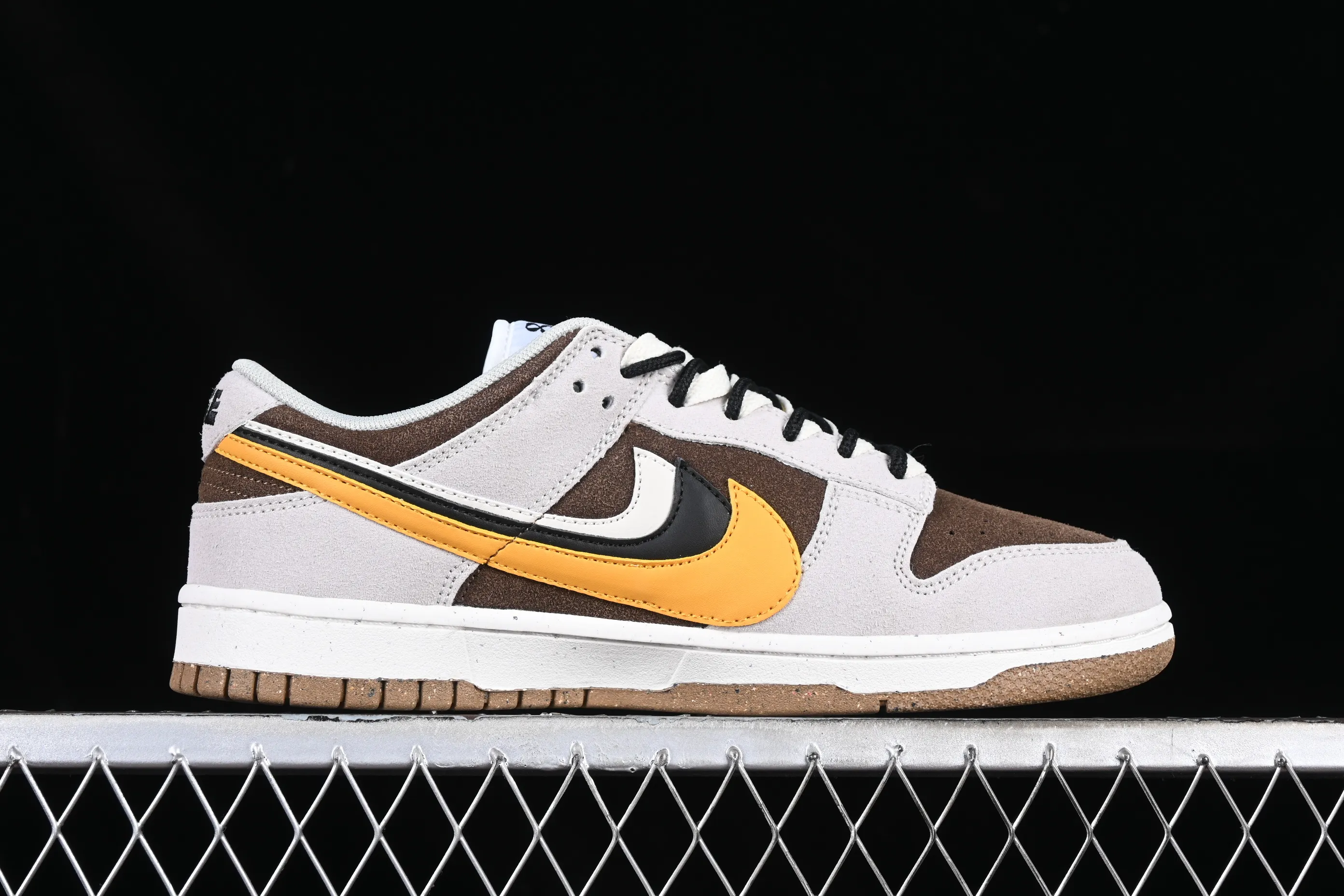 All categories Nk SB Dunk Series Nk SB Dunk Low low-top sneakers Cost-effective version Nk SB Dunk Low triple overlap hook SB low-top sports and leisure sneakers DO9457-104